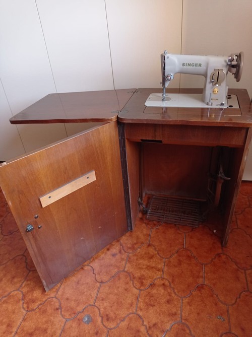Macchina da cucire Singer con mobiletto anni 60 