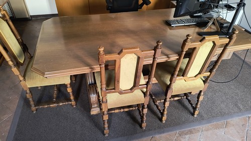 Tavolo in legno con sedie