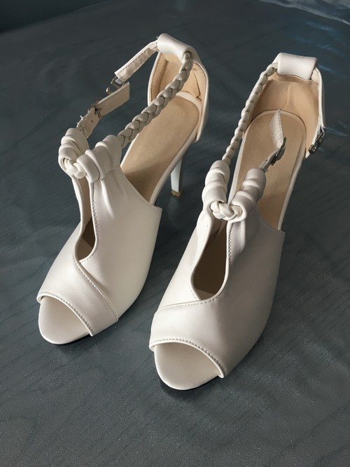 Sandali bianchi nuovi