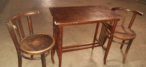 TAVOLINO IN LEGNO CON 2 SEDIE.