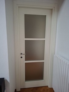 Porta in legno a vetri satinati 