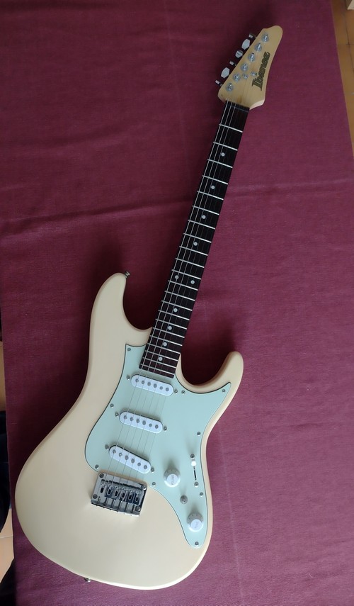Vendo chitarra elettrica Ibanez AZES31