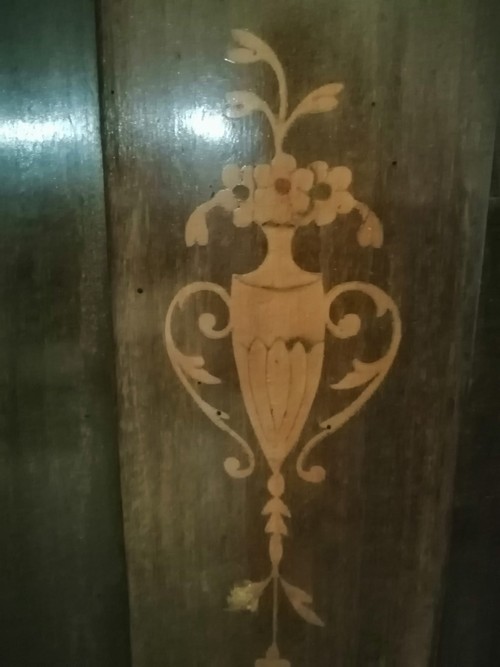 Specchio con legno intarsiato