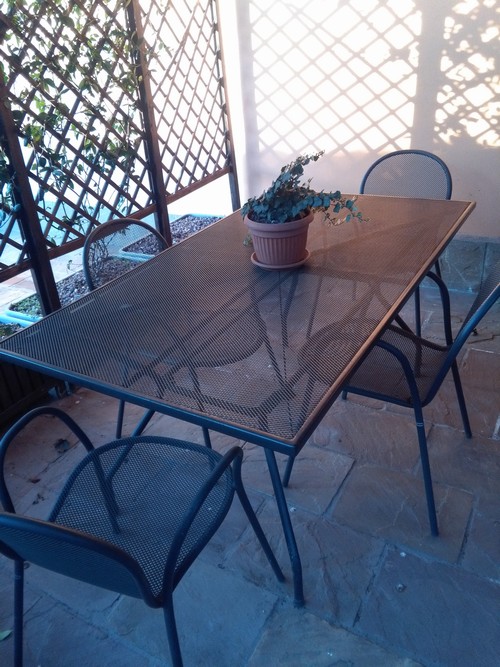 Tavolo e sedie da giardino