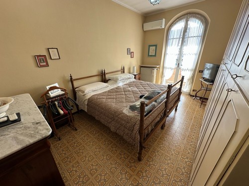 Privato vende letti antichi singoli
