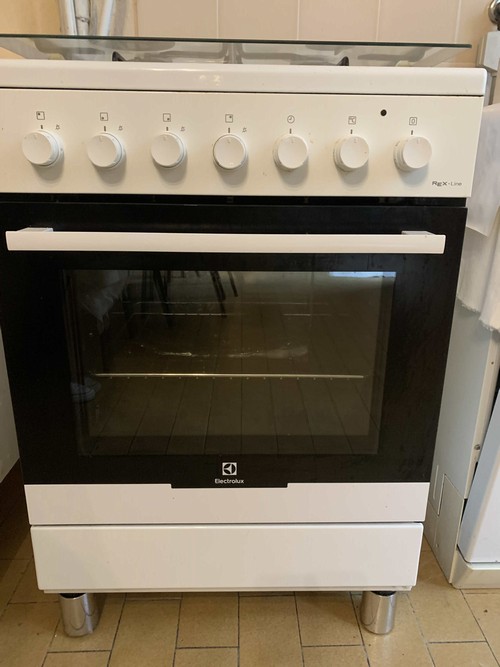 PRIVATO VENDE FORNELLO GAS/ELETTRICO ELECTROLUX