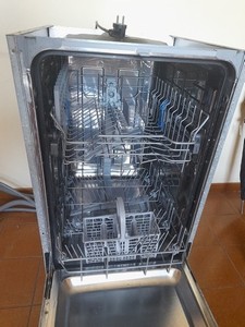 Lavastoviglie Indesit usata versione slim