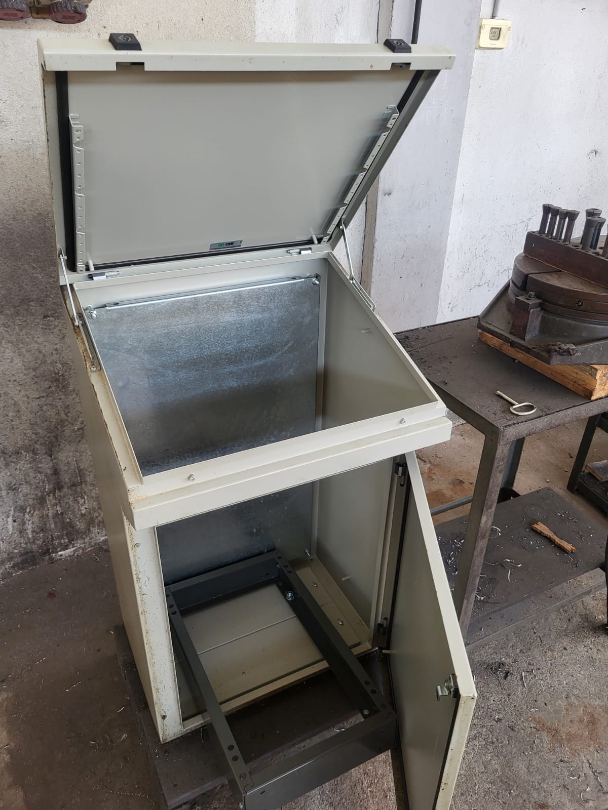 Armadio elettrico aperto